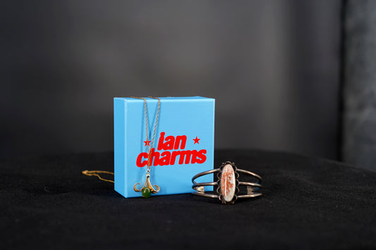 Stevie Nick's Personnal Jewelery : gold necklace and silver bracelet